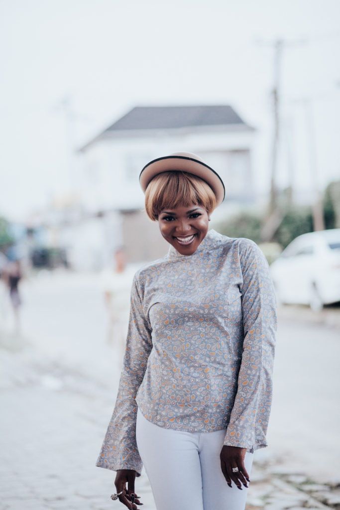 styling paisley print tie back top with white jeans
