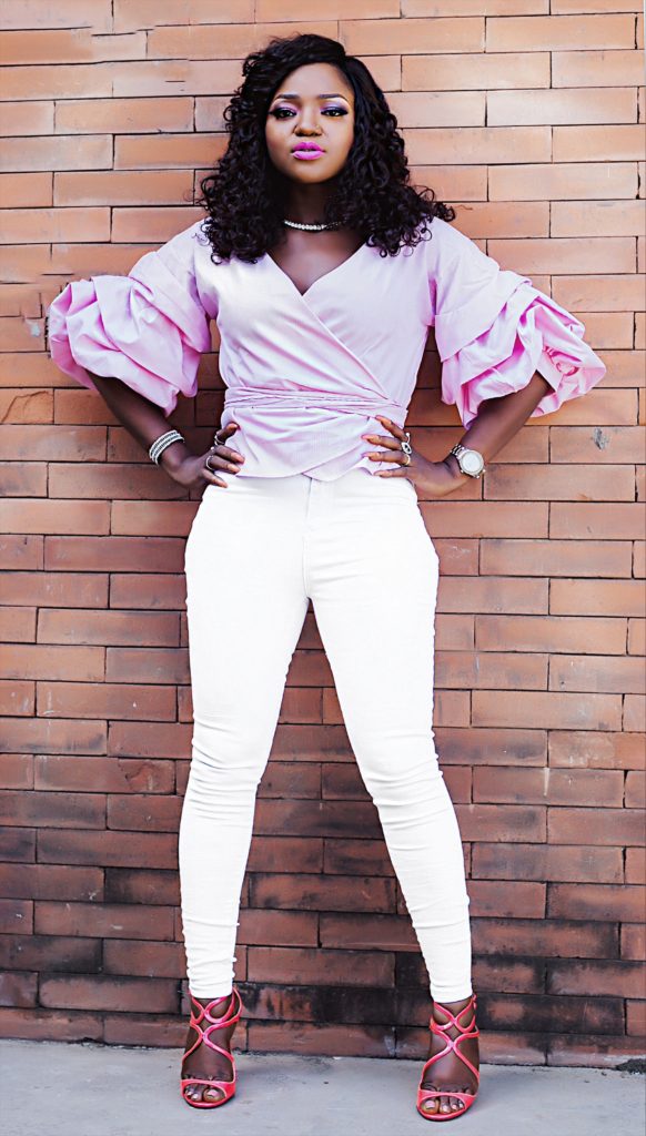 Happy new year in white highwaist jeans and pink shoes